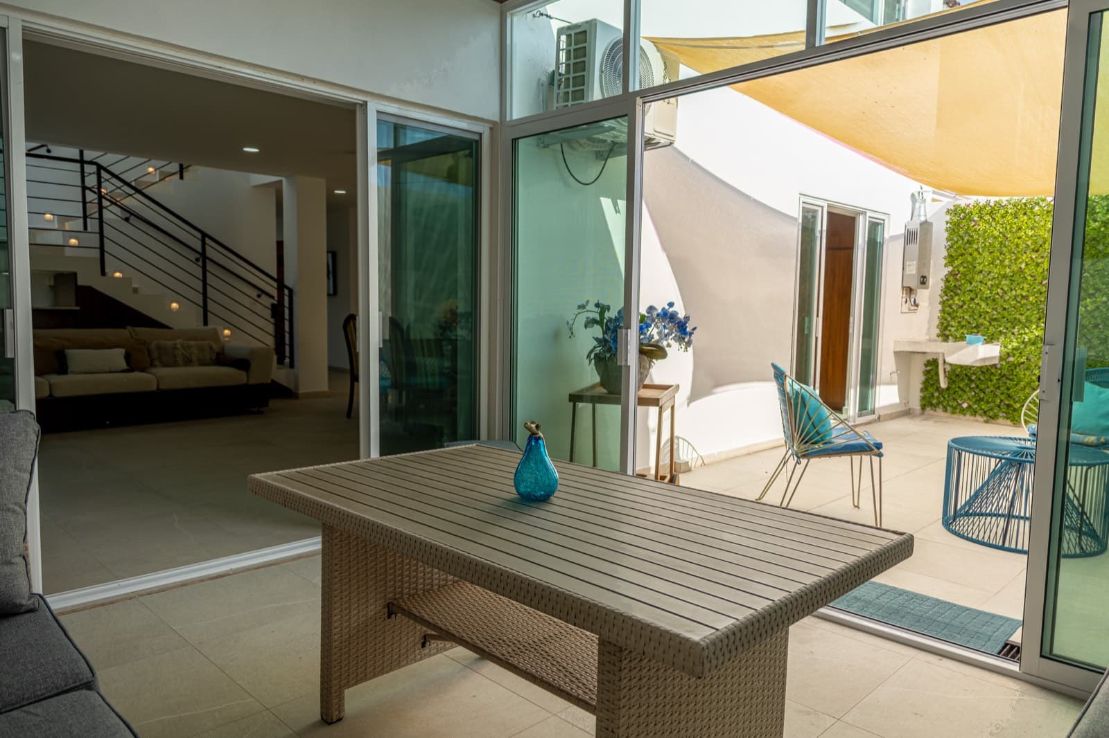 Comedor exterior bajo sombra