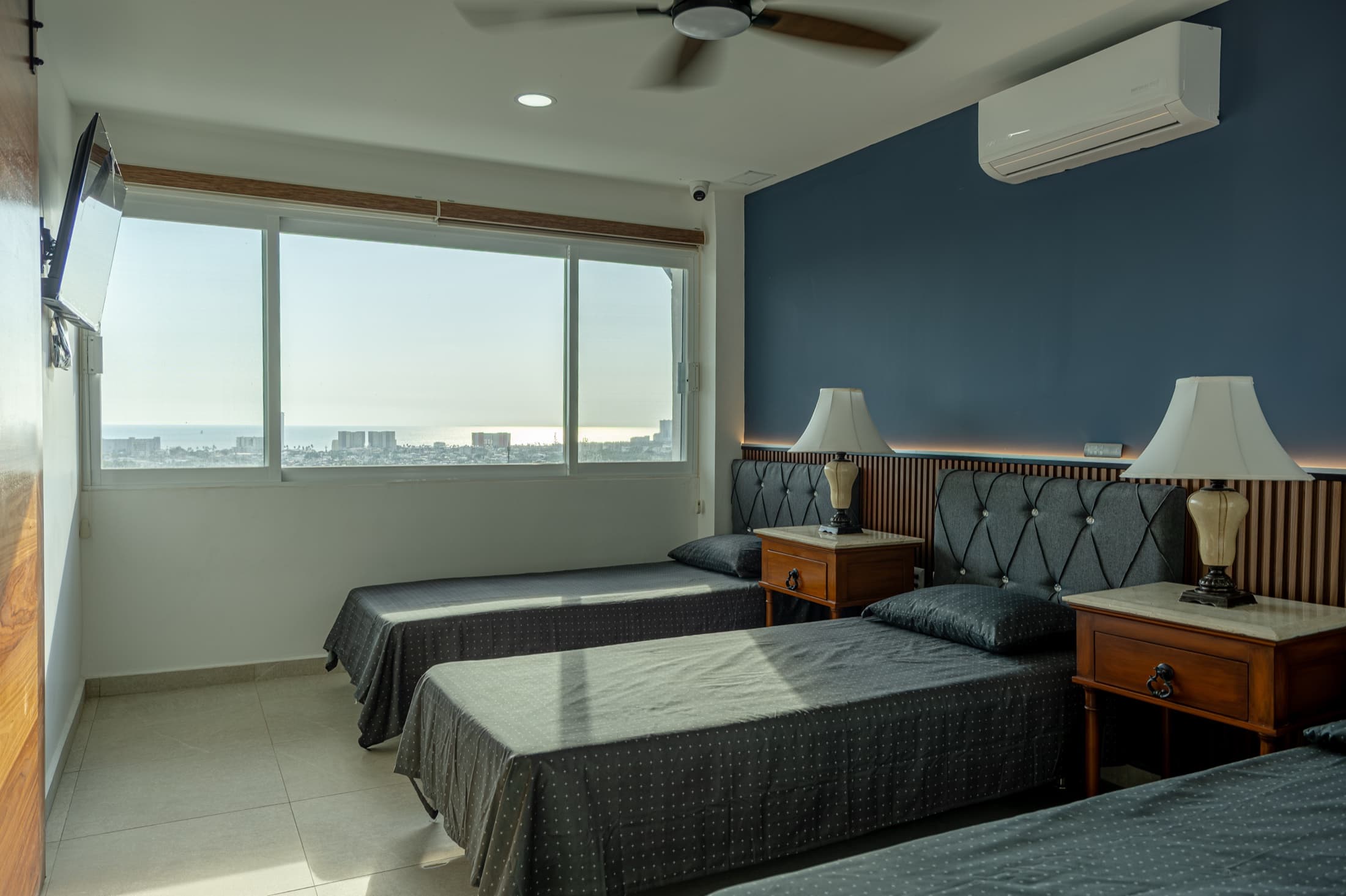 Habitación con vista a la ciudad