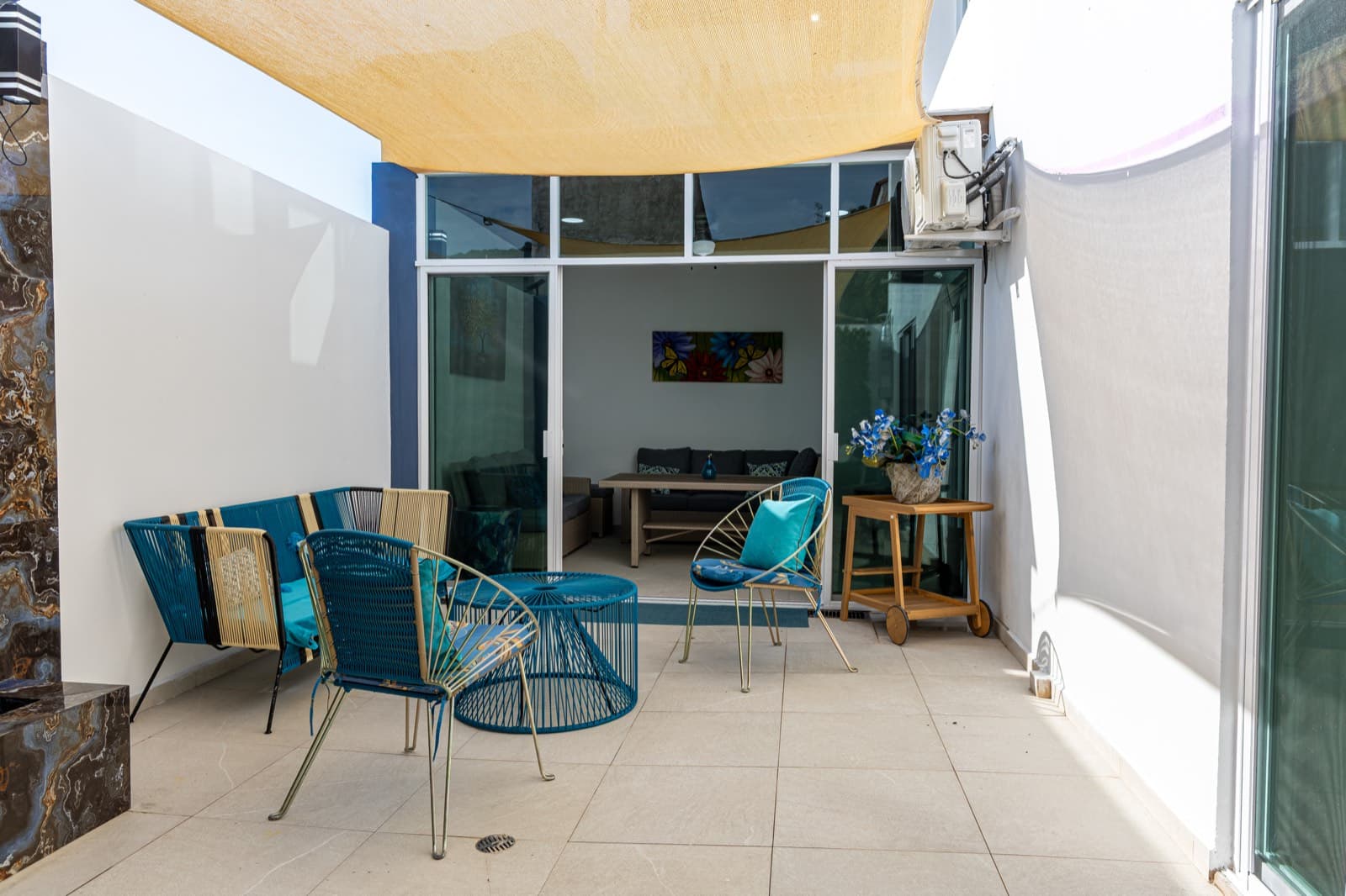 Terraza con sombra y áreas de estar